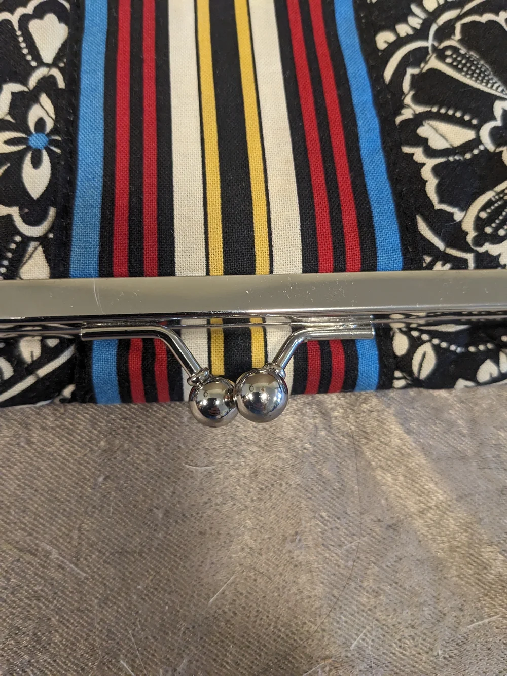 Vera Bradley Kiss & Make Up Cosmetic Bag- Barcelona - RARE Retired 2010
